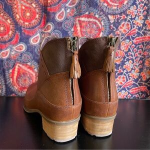 Chaco Cataluna Women’s waterproof leather mid boot size US 8.5 color ochre brown